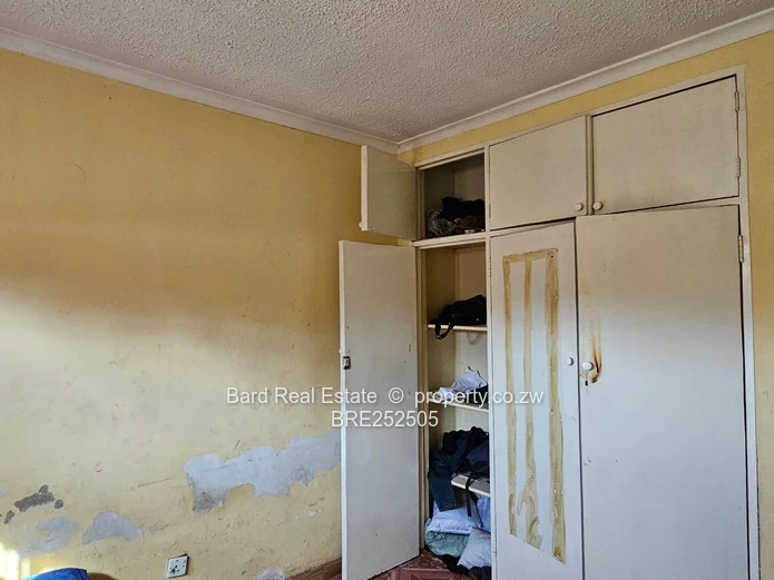5-Bed Twinlakes Home — Large Lawn & Borehole