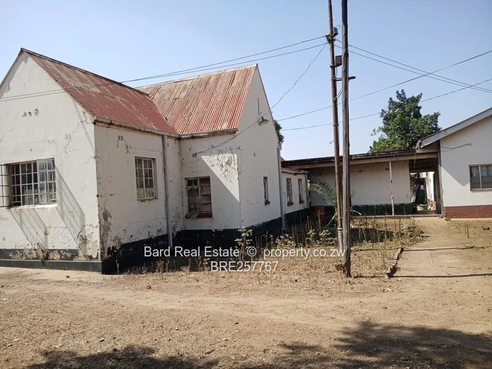 Main-Road Retail Site with Existing Building — 4,000 m²
