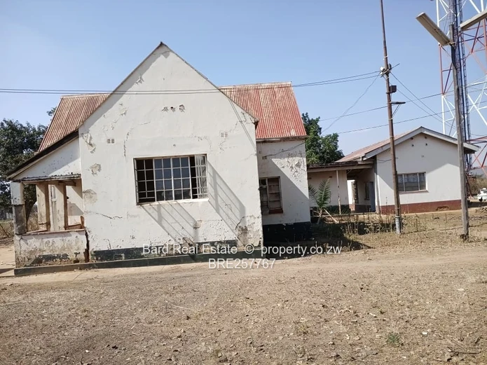 Main-Road Retail Site with Existing Building — 4,000 m²