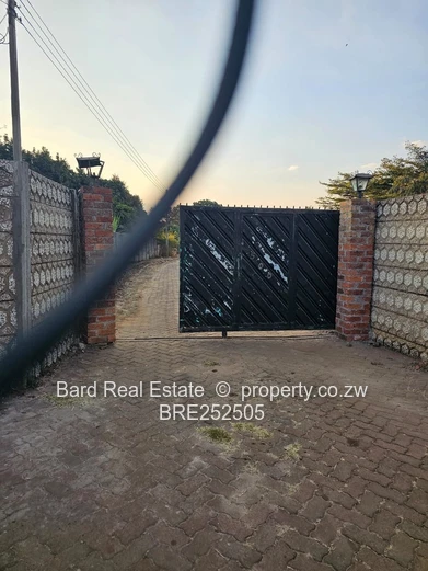 5-Bed Twinlakes Home — Large Lawn & Borehole
