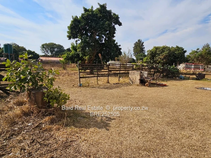5-Bed Twinlakes Home — Large Lawn & Borehole
