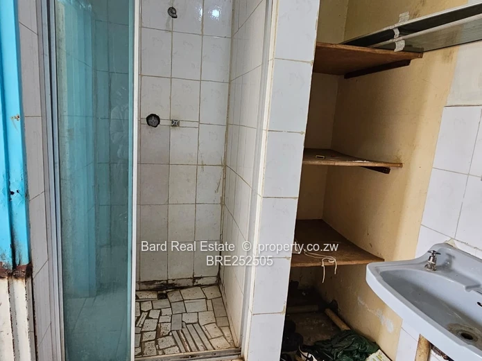 5-Bed Twinlakes Home — Large Lawn & Borehole