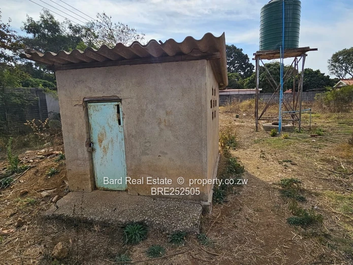 5-Bed Twinlakes Home — Large Lawn & Borehole