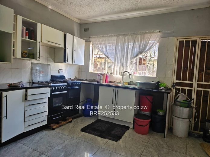 Secure Walled 4-Bed Home with Garage - Mainway Meadows