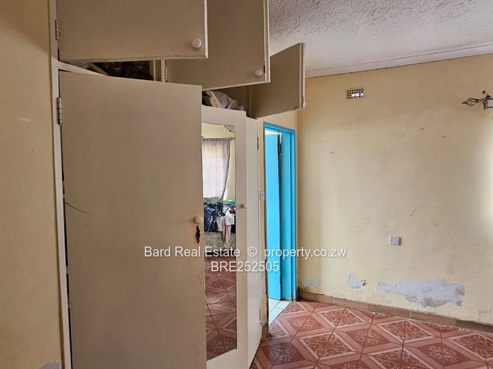 5-Bed Twinlakes Home — Large Lawn & Borehole