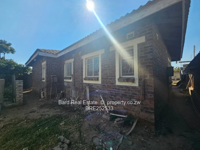 Secure Walled 4-Bed Home with Garage - Mainway Meadows