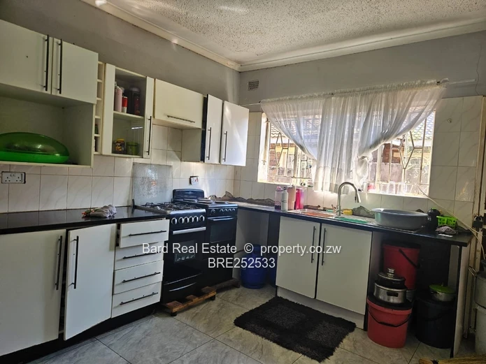 Secure Walled 4-Bed Home with Garage - Mainway Meadows