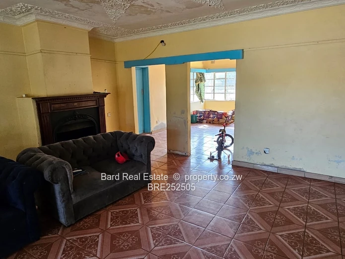 5-Bed Twinlakes Home — Large Lawn & Borehole