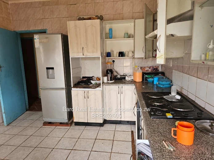 5-Bed Twinlakes Home — Large Lawn & Borehole