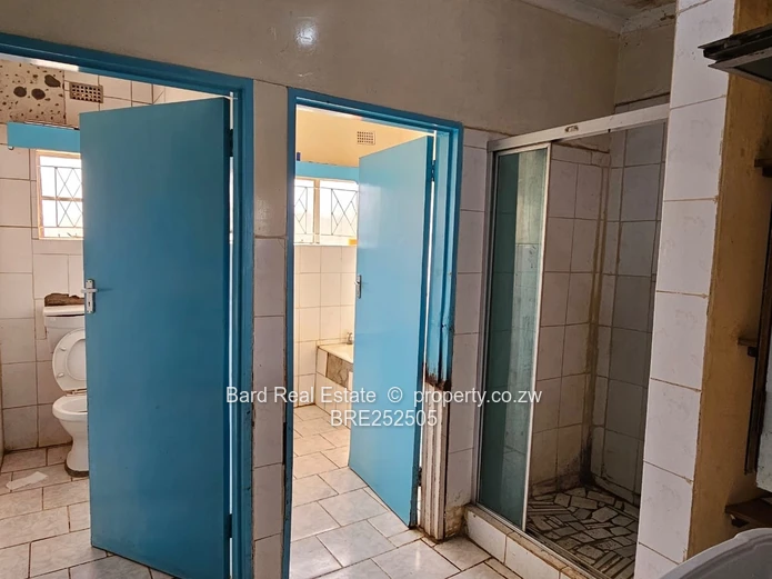 5-Bed Twinlakes Home — Large Lawn & Borehole