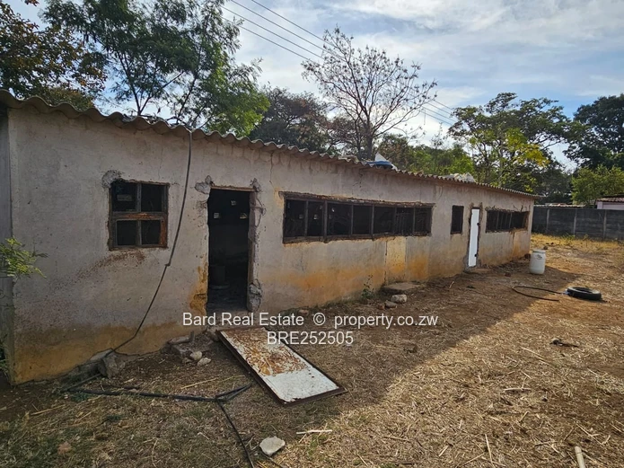 5-Bed Twinlakes Home — Large Lawn & Borehole
