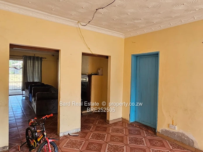 5-Bed Twinlakes Home — Large Lawn & Borehole