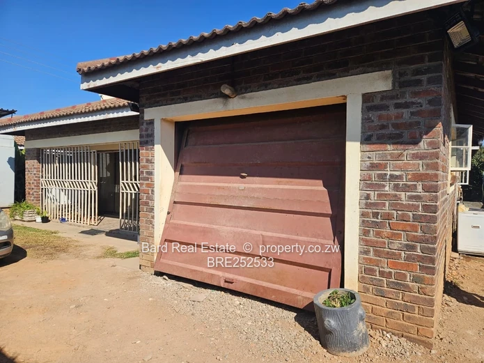 Secure Walled 4-Bed Home with Garage - Mainway Meadows