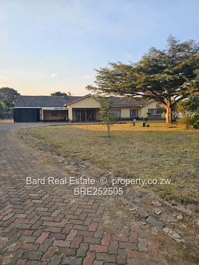 5-Bed Twinlakes Home — Large Lawn & Borehole
